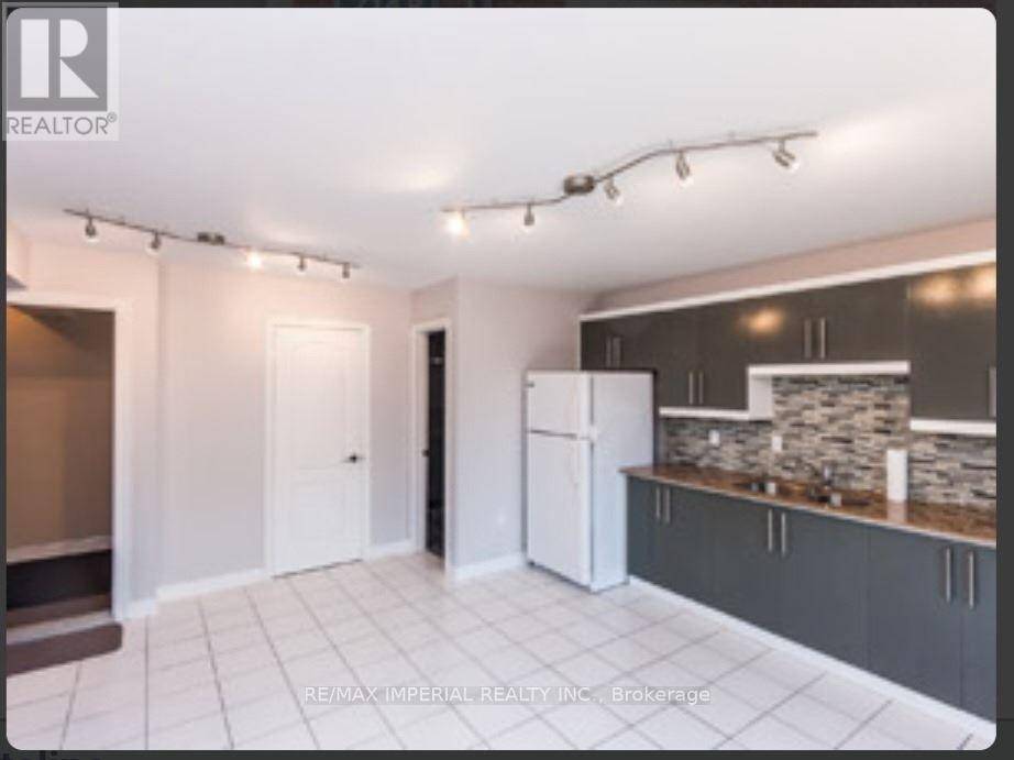 Toronto (little Portugal), ON M6K2B7,714R DUFFERIN STREET