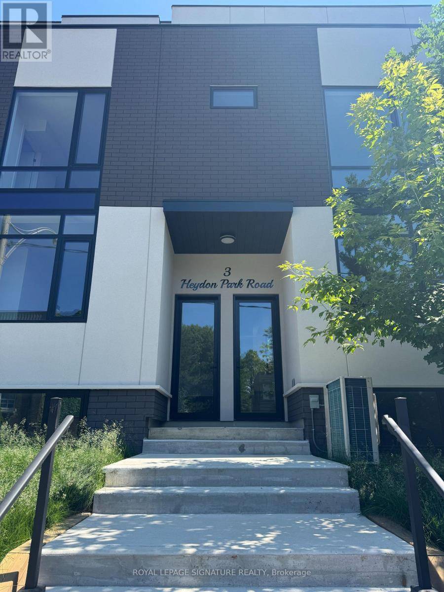 Toronto (little Portugal), ON M6J2C7,3 Heydon Park RD #Main/Upper