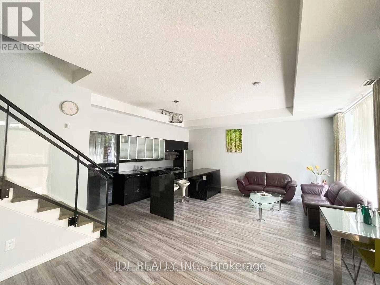 Toronto (bayview Village), ON M2K0B5,25 Singer CT #TH10