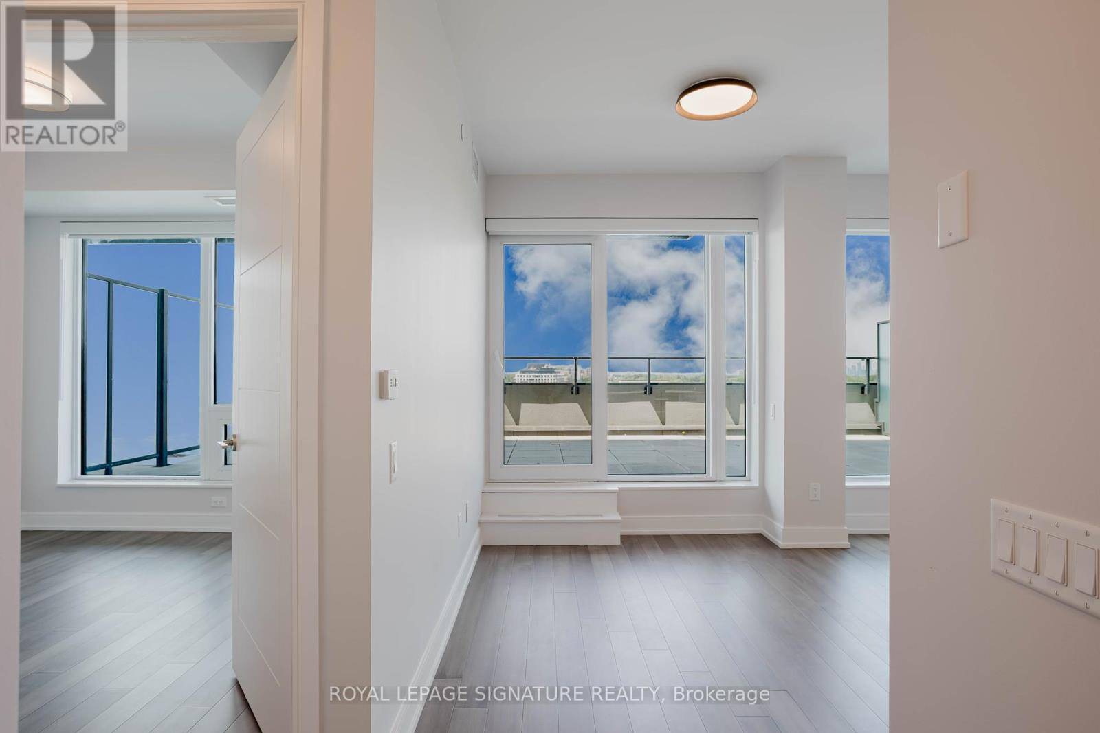Toronto (forest Hill North), ON M6B2Y9,2525 Bathurst ST #908