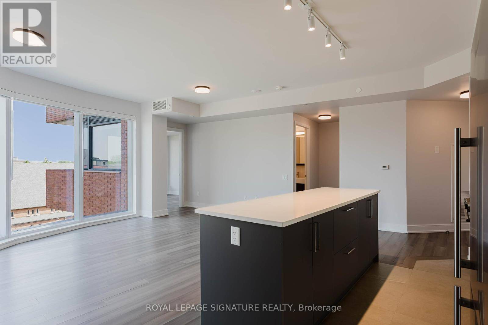 Toronto (forest Hill North), ON M6B2Y9,2525 Bathurst ST #607