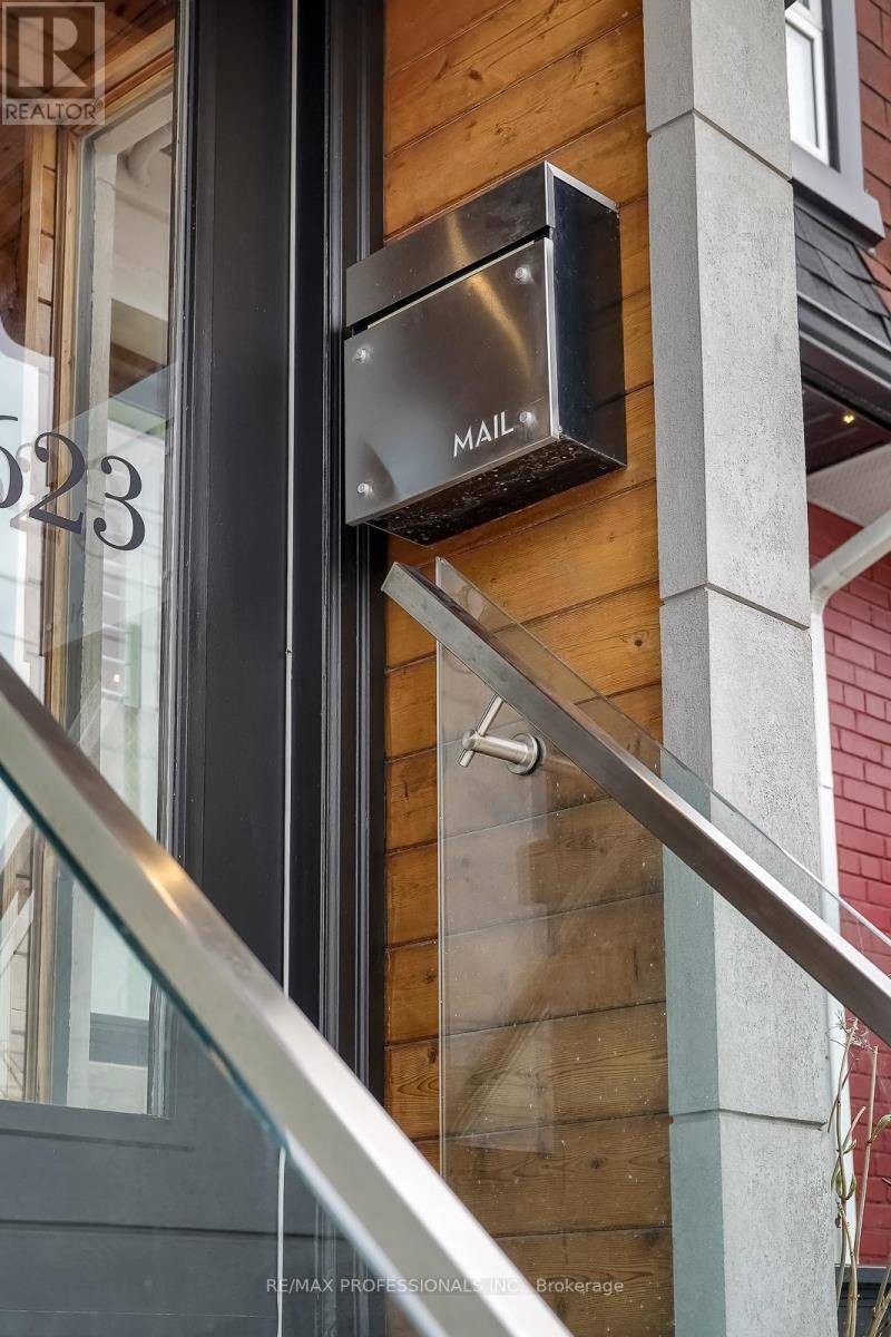 Toronto (annex), ON M6G1Z3,623 DUPONT STREET