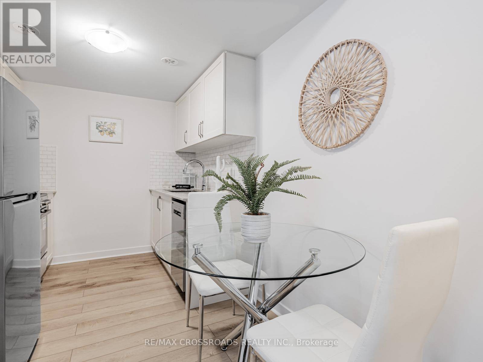 Toronto (englemount-lawrence), ON M6A0E1,12 Marquette AVE #4