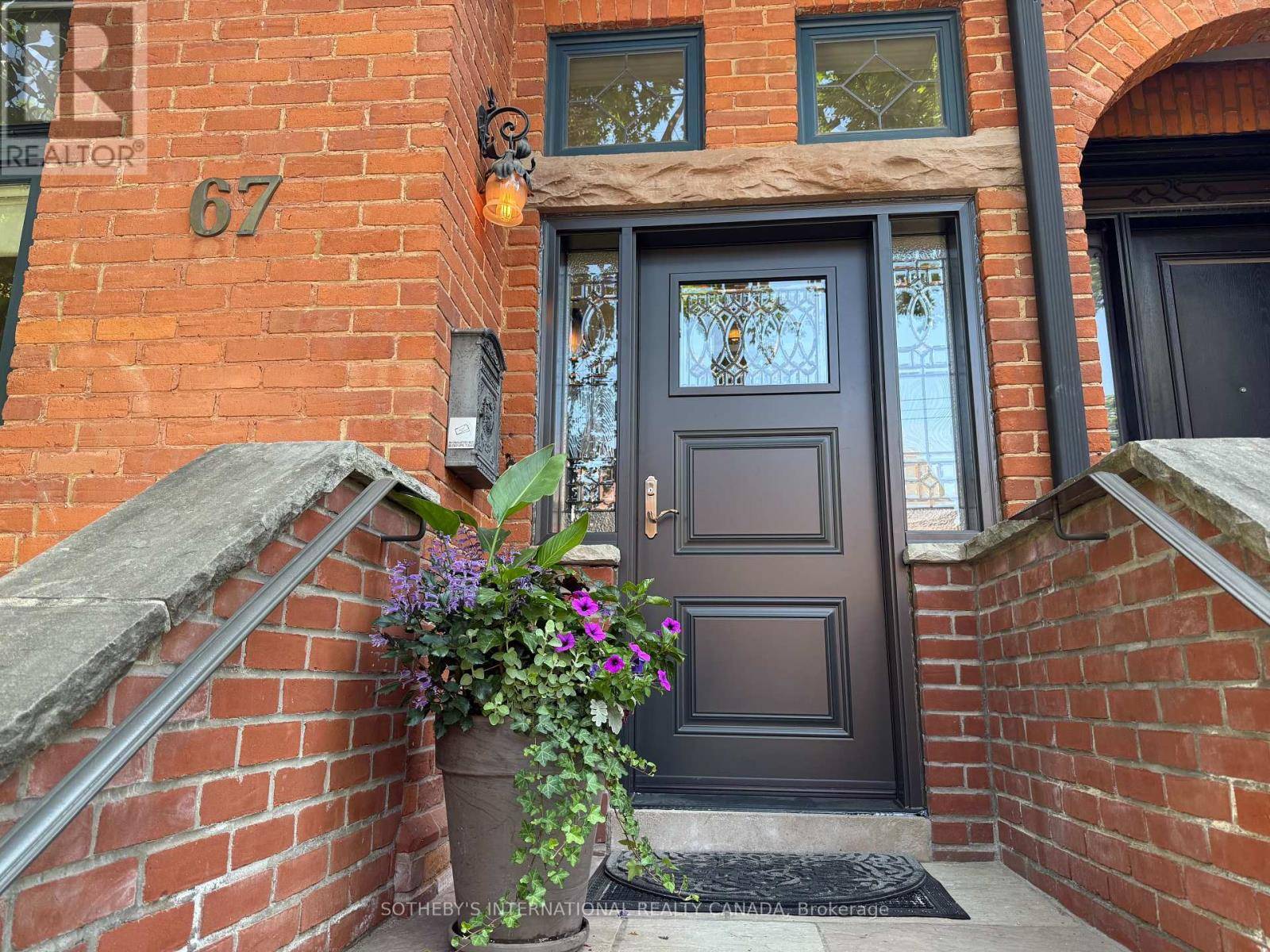 Toronto (annex), ON M5R2S3,67 MADISON AVENUE