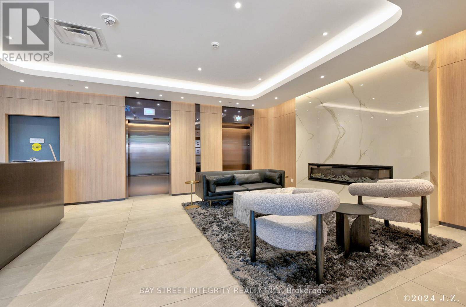 Toronto (oakwood Village), ON M6C1C5,185 Alberta AVE #403