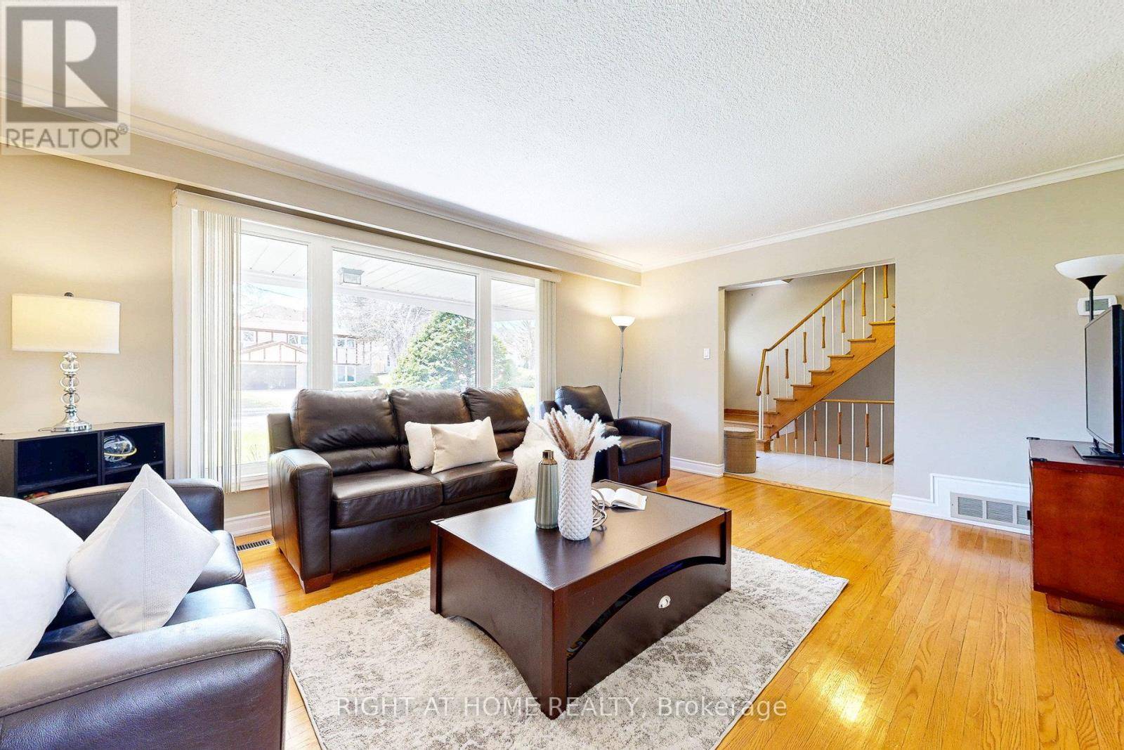 Toronto (newtonbrook East), ON M2M3R1,5 ROBINTER DRIVE