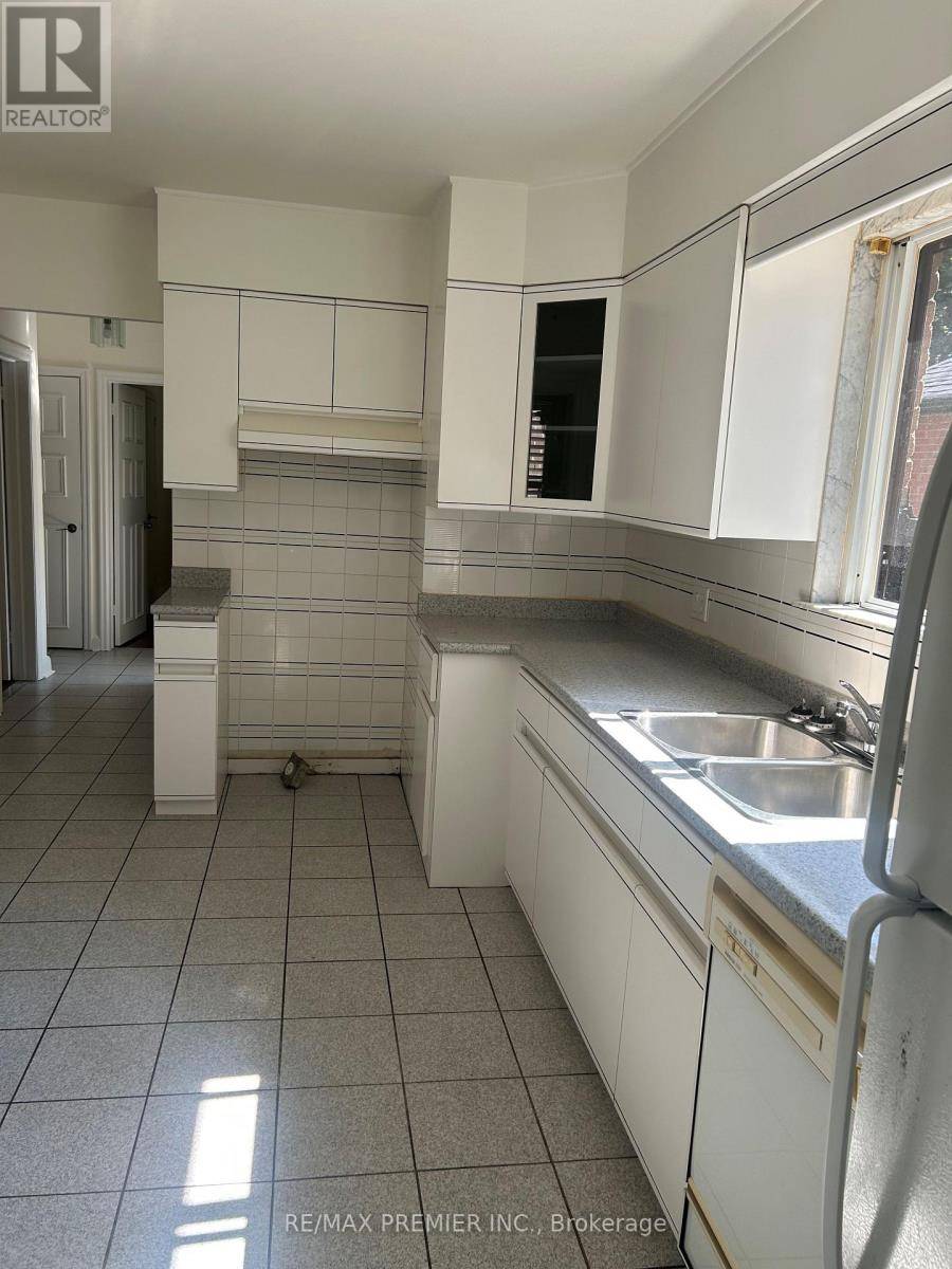 Toronto (bedford Park-nortown), ON M5M2Y5,89 MCGILLIVRAY AVENUE