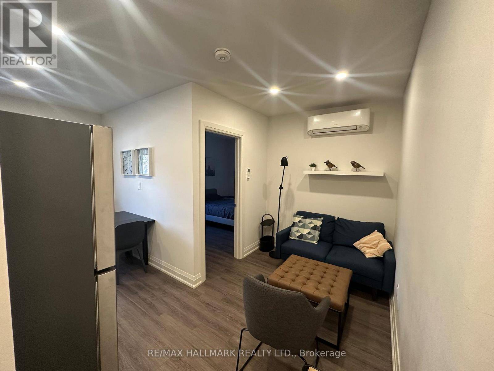 Toronto (wychwood), ON M6C1A3,595 St Clair AVE West #4