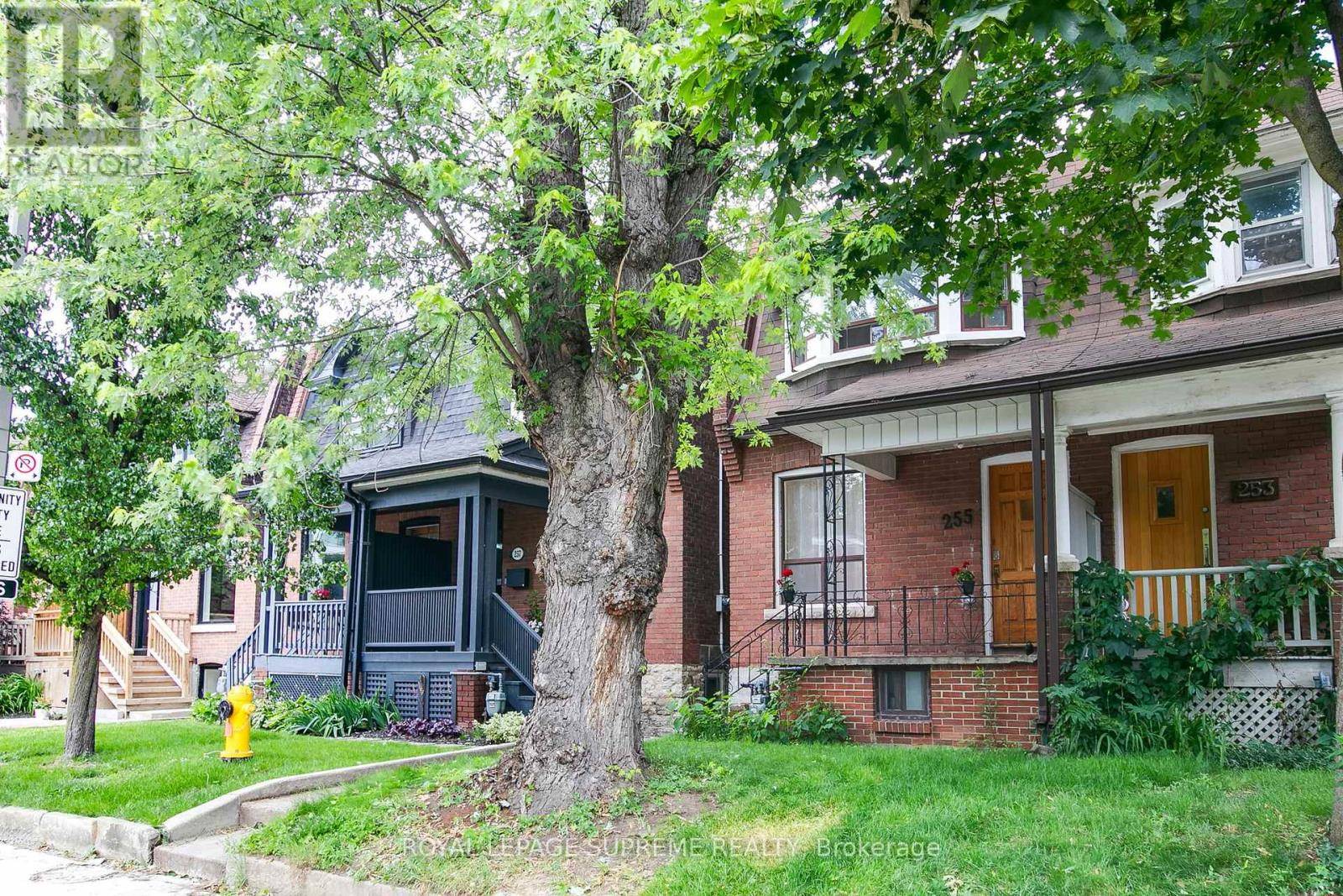 Toronto (annex), ON M5R3B7,255 HOWLAND AVENUE