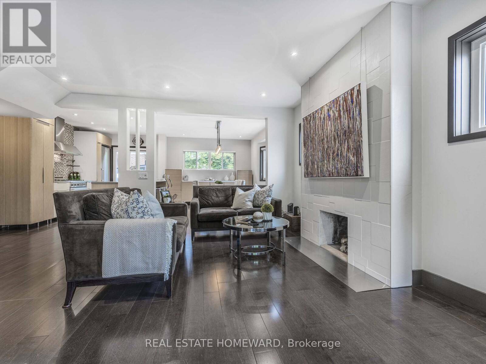 Toronto (yonge-eglinton), ON M5R1H5,258 ST CLEMENTS AVENUE