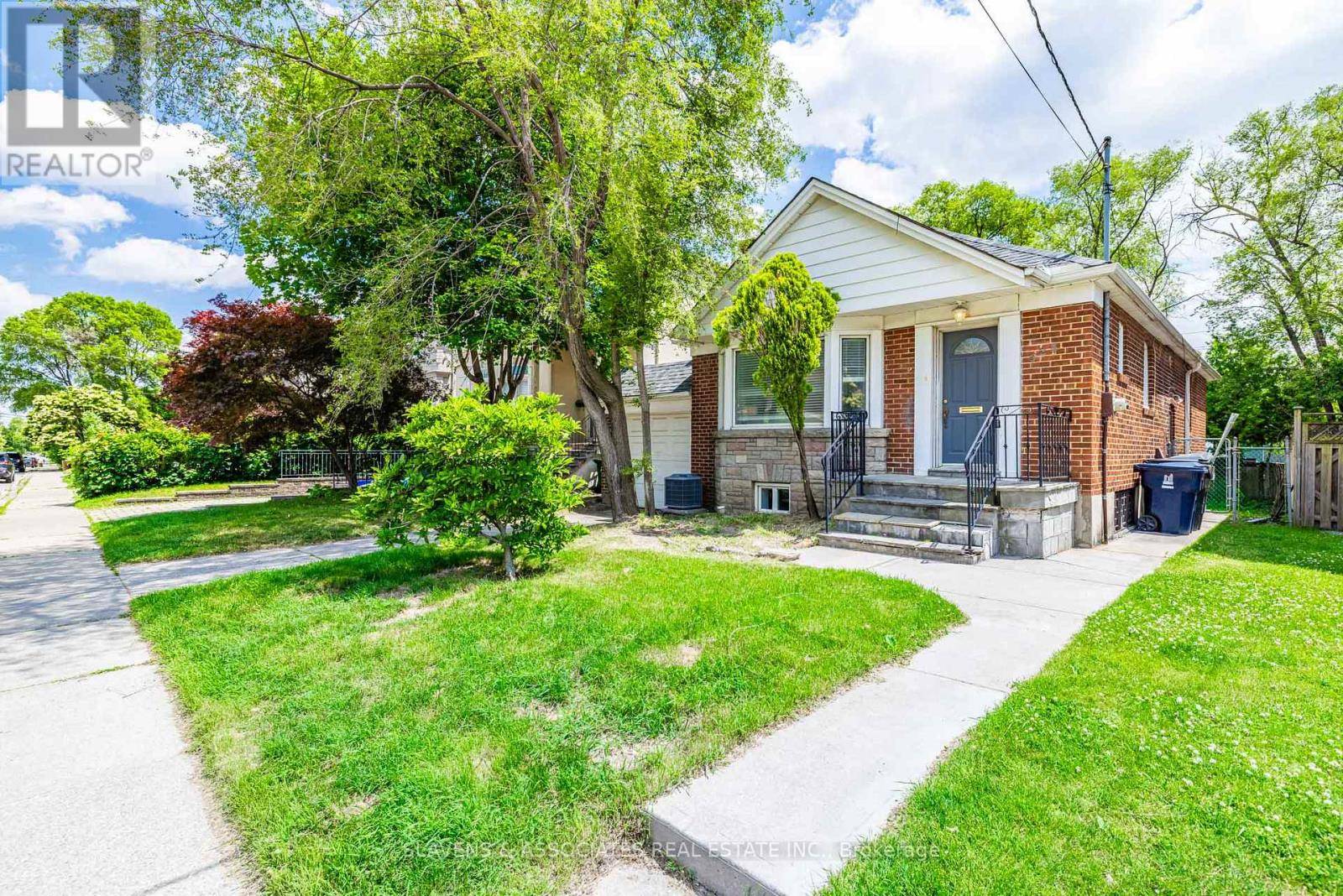 Toronto (bedford Park-nortown), ON M5M1G2,523 GLENGARRY AVENUE