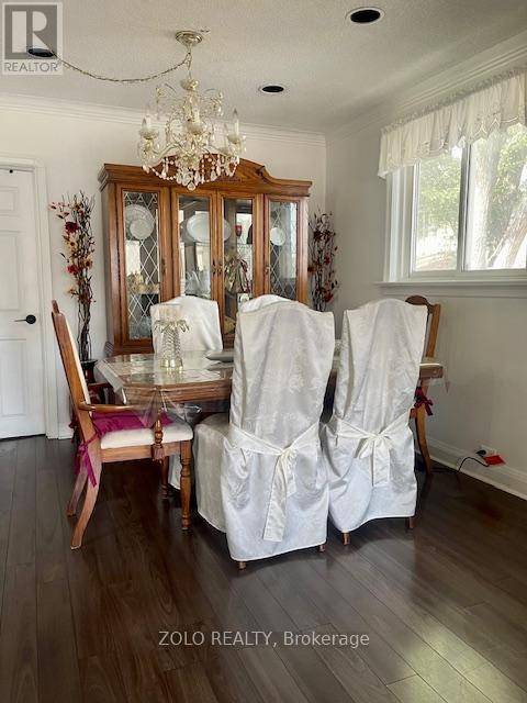 Toronto (englemount-lawrence), ON M6A1M6,10 RANEE AVENUE