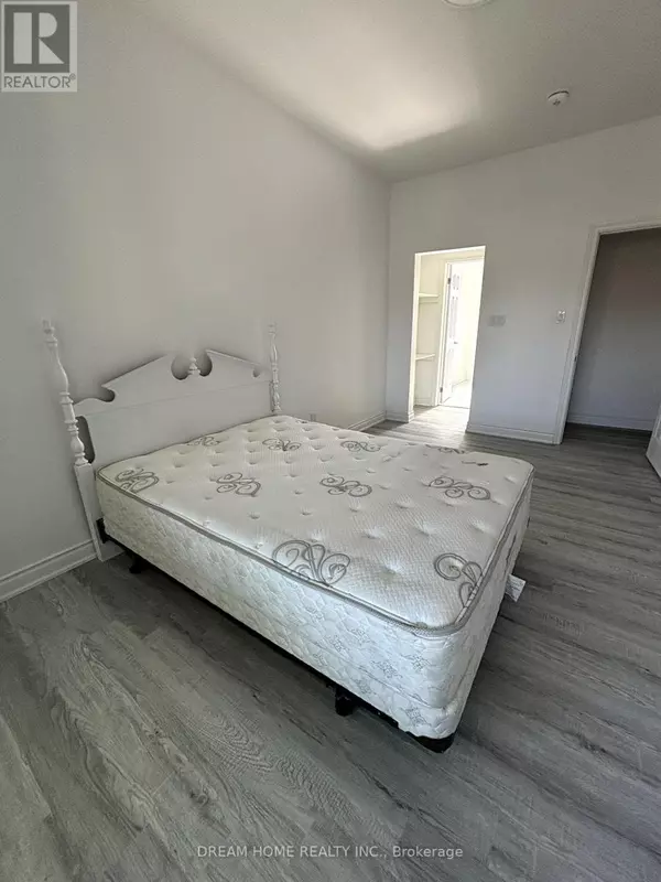 Toronto (palmerston-little Italy), ON M6G2Y6,262 clinton ST #202