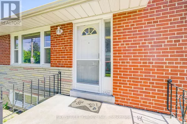 Toronto (newtonbrook West), ON M2M1H1,125 CONNAUGHT AVENUE