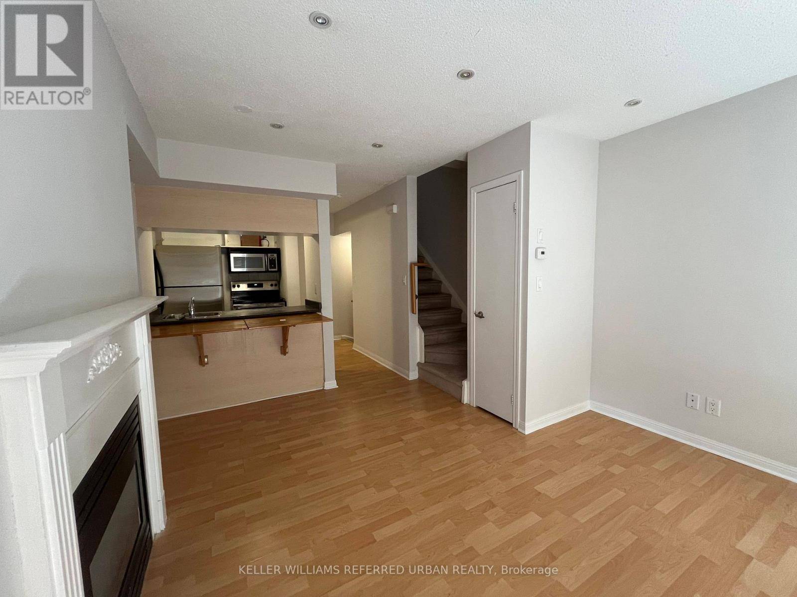 Toronto (willowdale East), ON M2N7C2,3 Everson DR #105