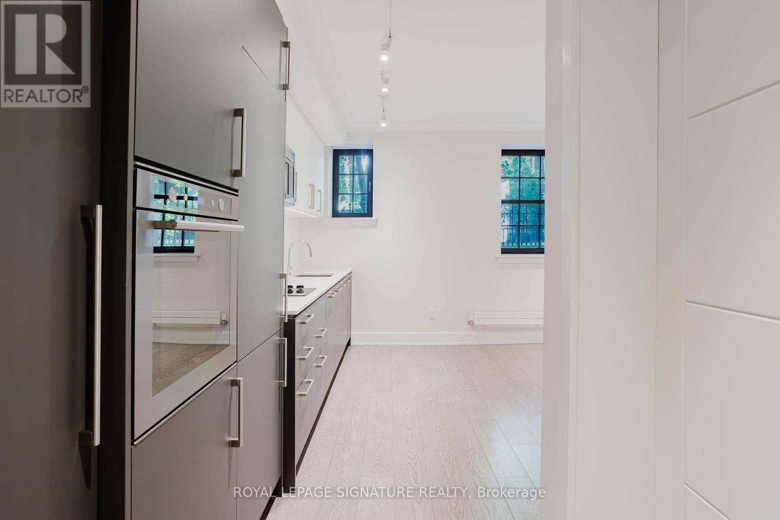 Toronto (casa Loma), ON M4V1H9,2 Clarendon AVE #117