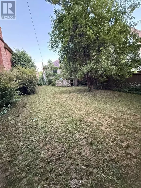 Toronto (englemount-lawrence), ON M6A1T1,38 SULTANA AVENUE
