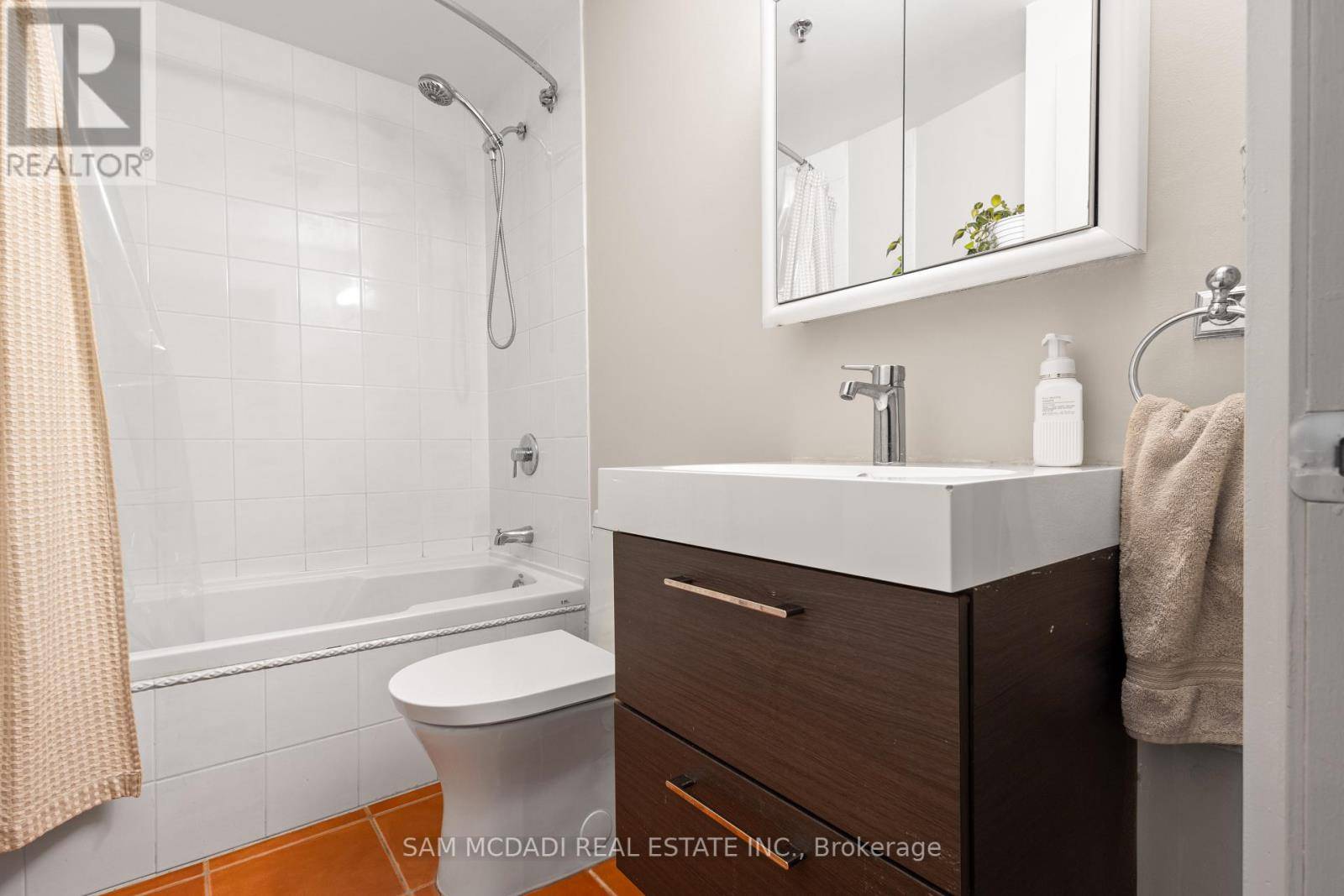Toronto (trinity-bellwoods), ON M6J3C1,183 Dovercourt RD #204
