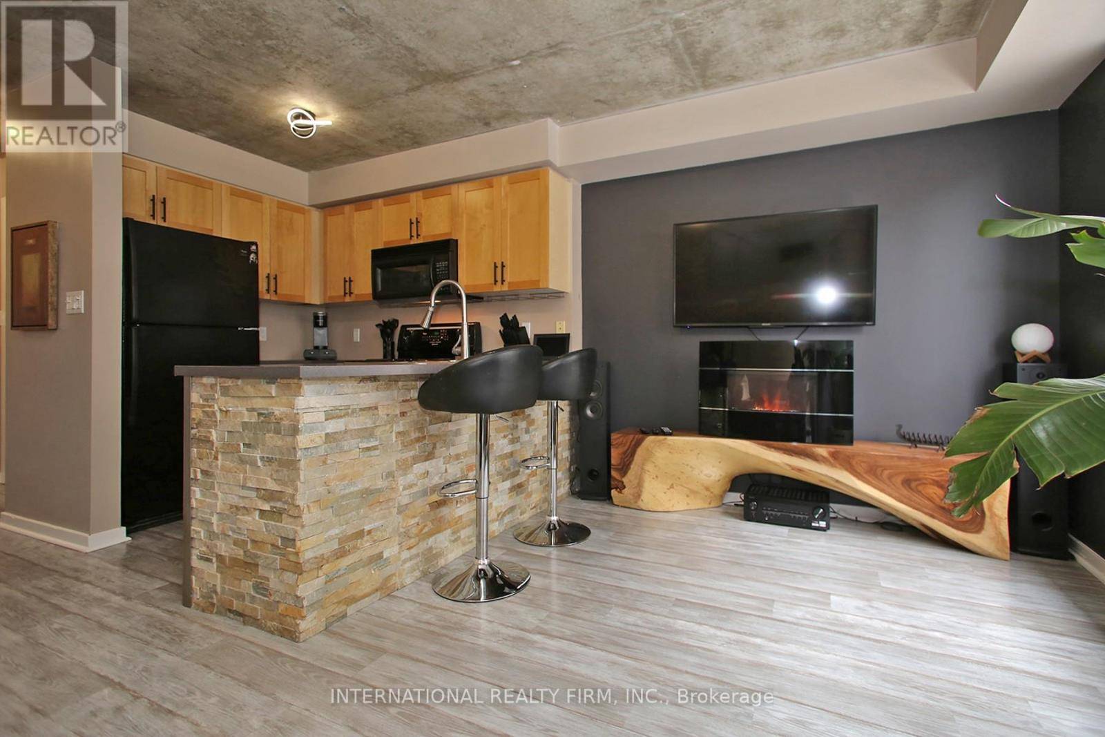 Toronto (niagara), ON M5V3M7,800 King ST West #408