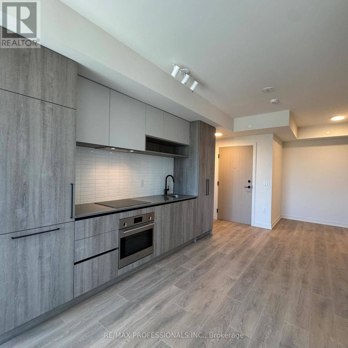 Toronto (dufferin Grove), ON M6R2B2,181 Sterling RD #901