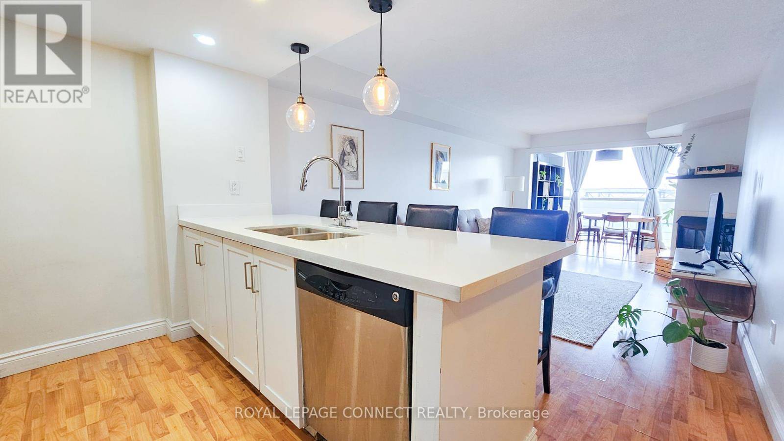 Toronto (niagara), ON M5V2W8,705 King ST West #1712