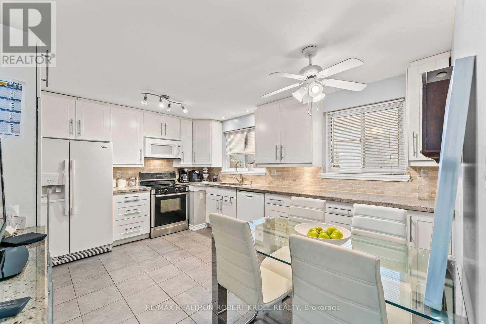 Toronto (newtonbrook West), ON M2R2X1,92 ELISE TERRACE