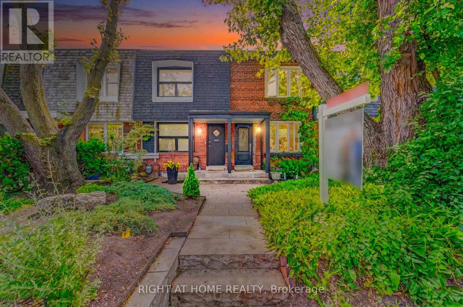 Toronto (rosedale-moore Park), ON M4T1B3,49 SUMMERHILL GARDENS