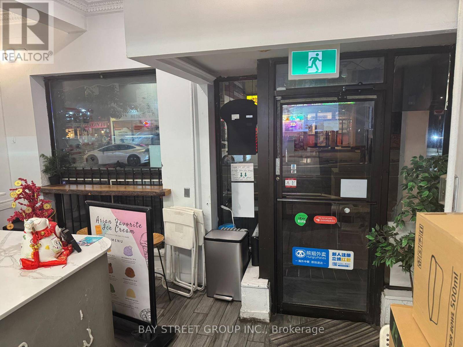 Toronto (annex), ON M6G1L2,690 BLOOR STREET W