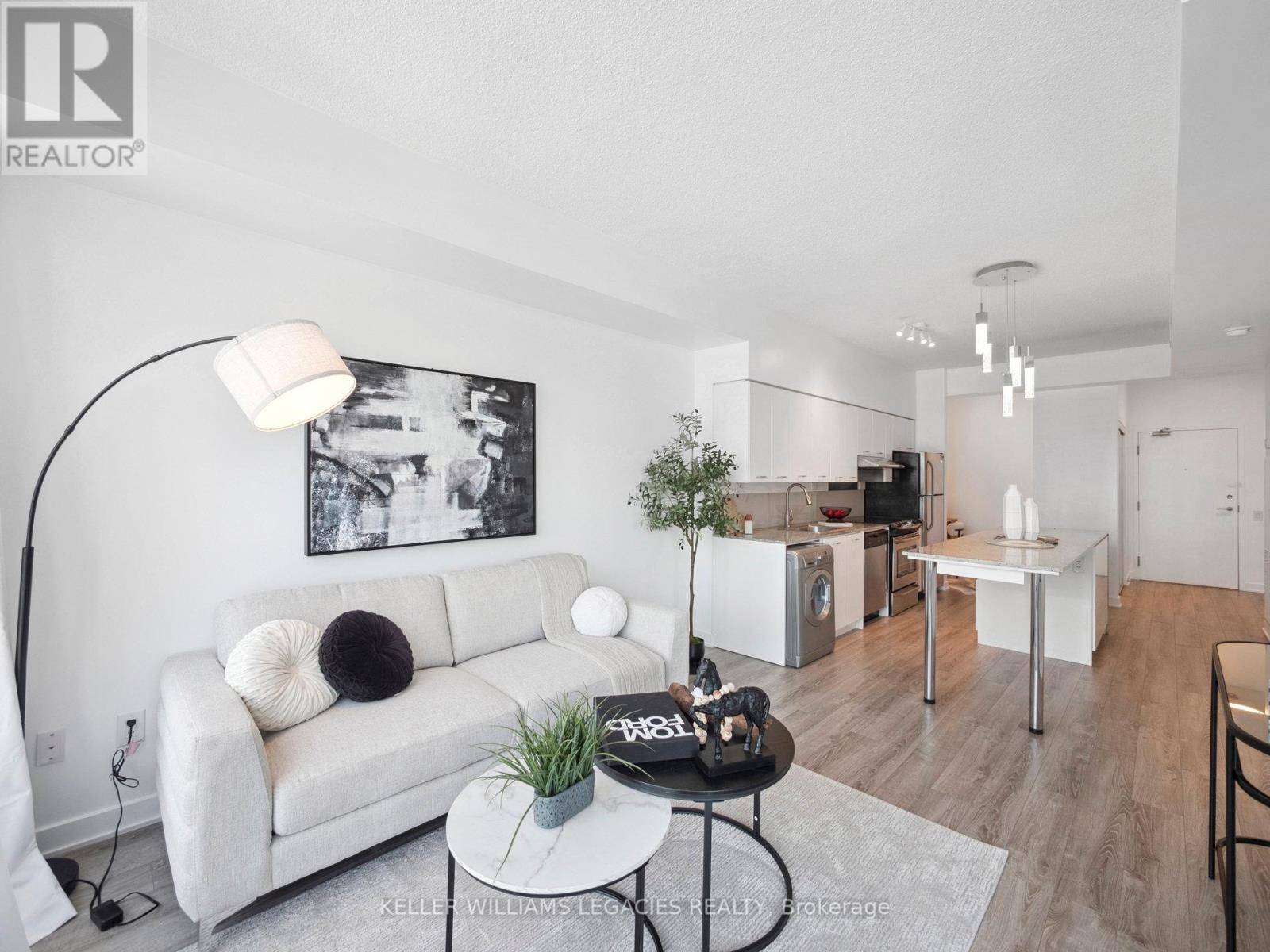 Toronto (bayview Village), ON M2K0B3,29 Singer CT #2703