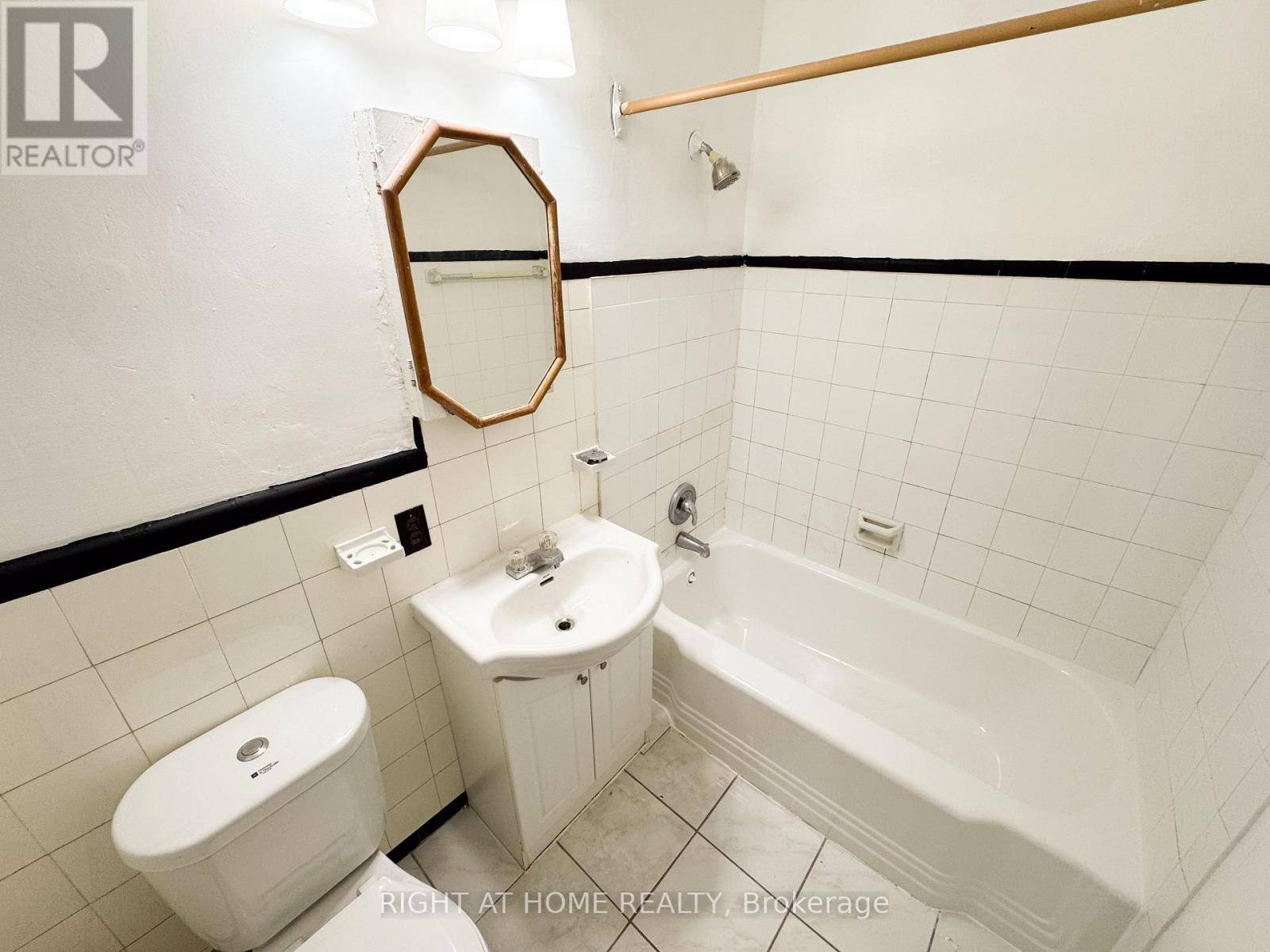 Toronto (leaside), ON M4G2L2,896 Eglinton AVE East #203
