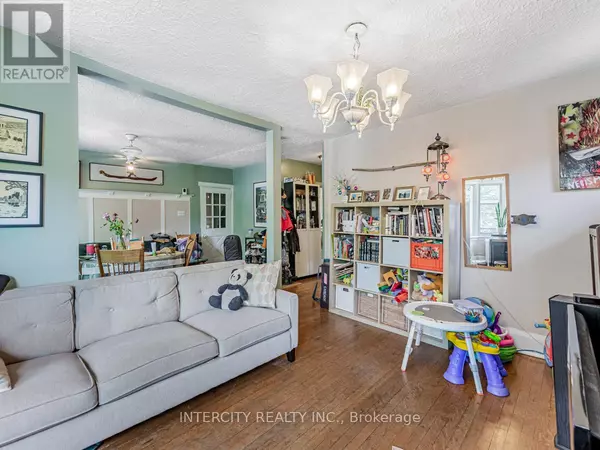 Toronto (wychwood), ON M6H2S1,111 ALBERTA AVENUE