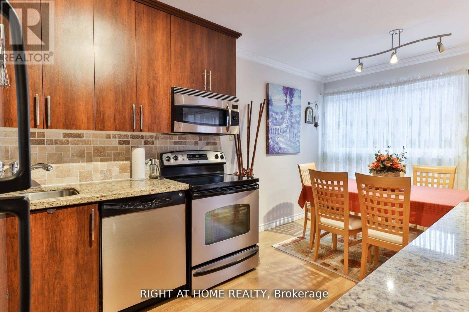 Toronto (parkwoods-donalda), ON M3A3B5,50 Three Valleys DR #12