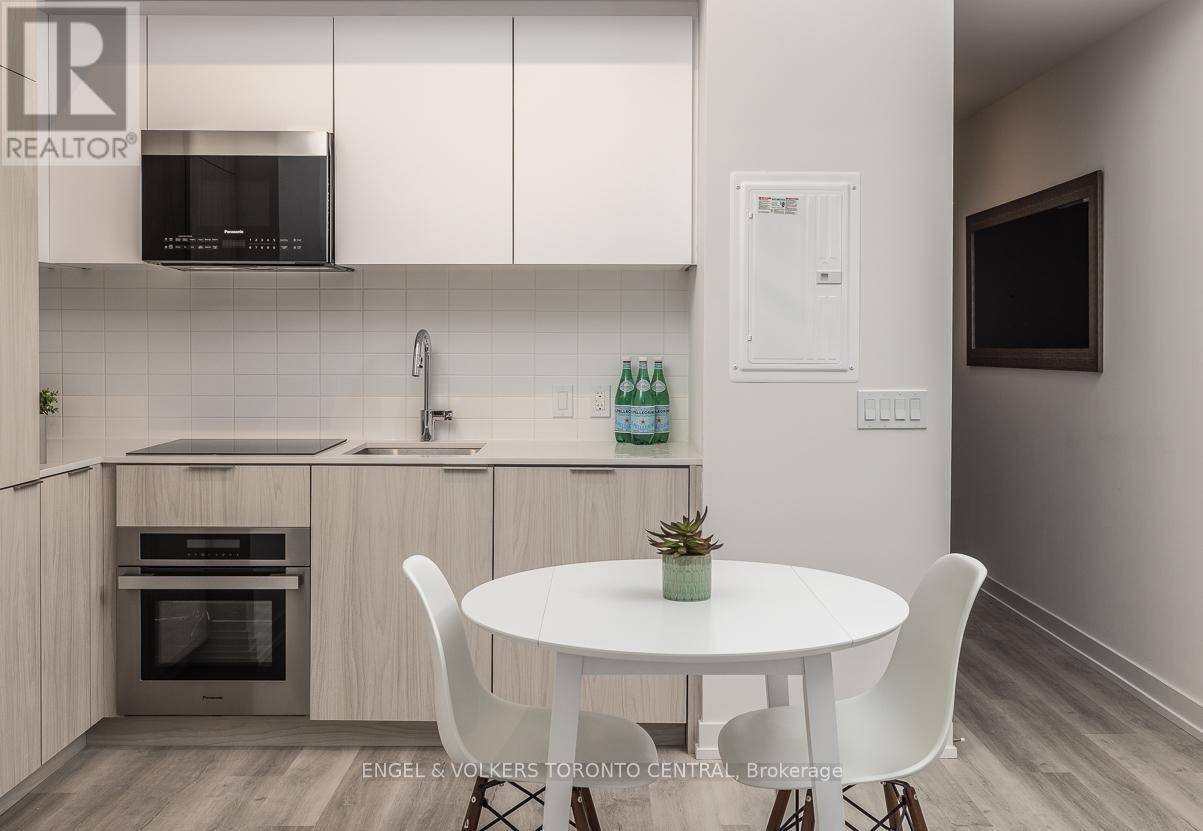 Toronto (moss Park), ON M5A1H5,28 Eastern AVE #629