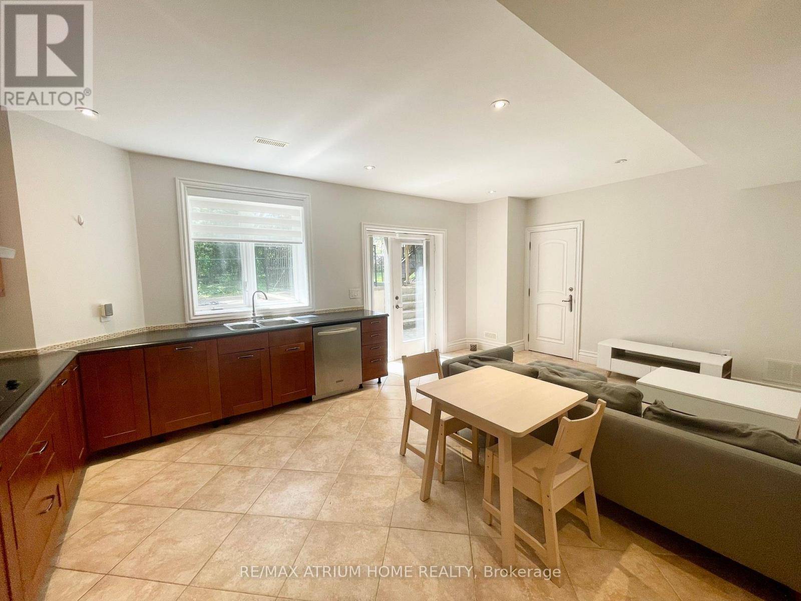 Toronto (willowdale East), ON M2N3Y9,185 PARKVIEW AVENUE