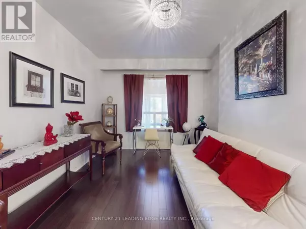 Toronto (oakwood Village), ON M6E3C8,286 GLENHOLME AVENUE