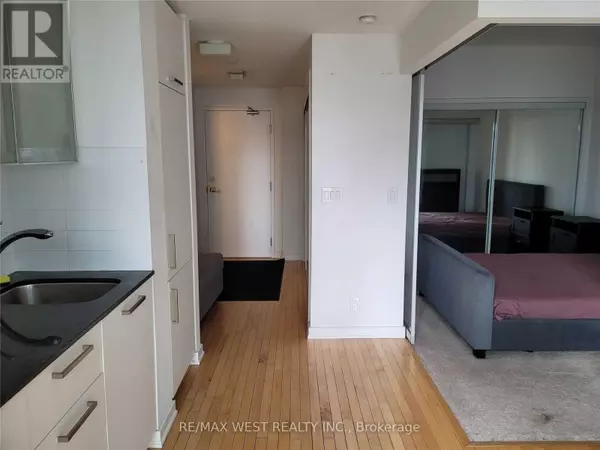 Toronto (waterfront Communities), ON M5J1A9,12 York ST #4001