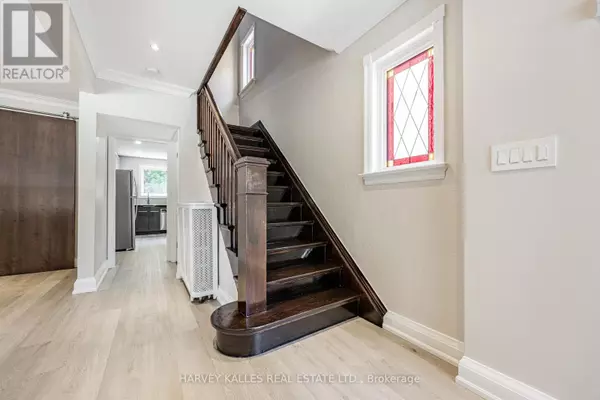 Toronto (humewood-cedarvale), ON M5P3K7,1836 BATHURST STREET