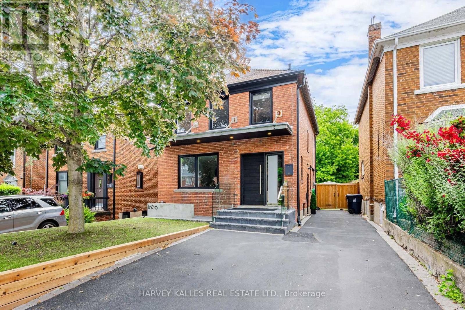 Toronto (humewood-cedarvale), ON M5P3K7,1836 BATHURST STREET