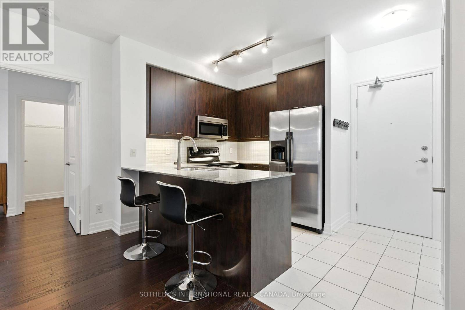 Toronto (humewood-cedarvale), ON M6C1A8,500 St Clair AVE West #502