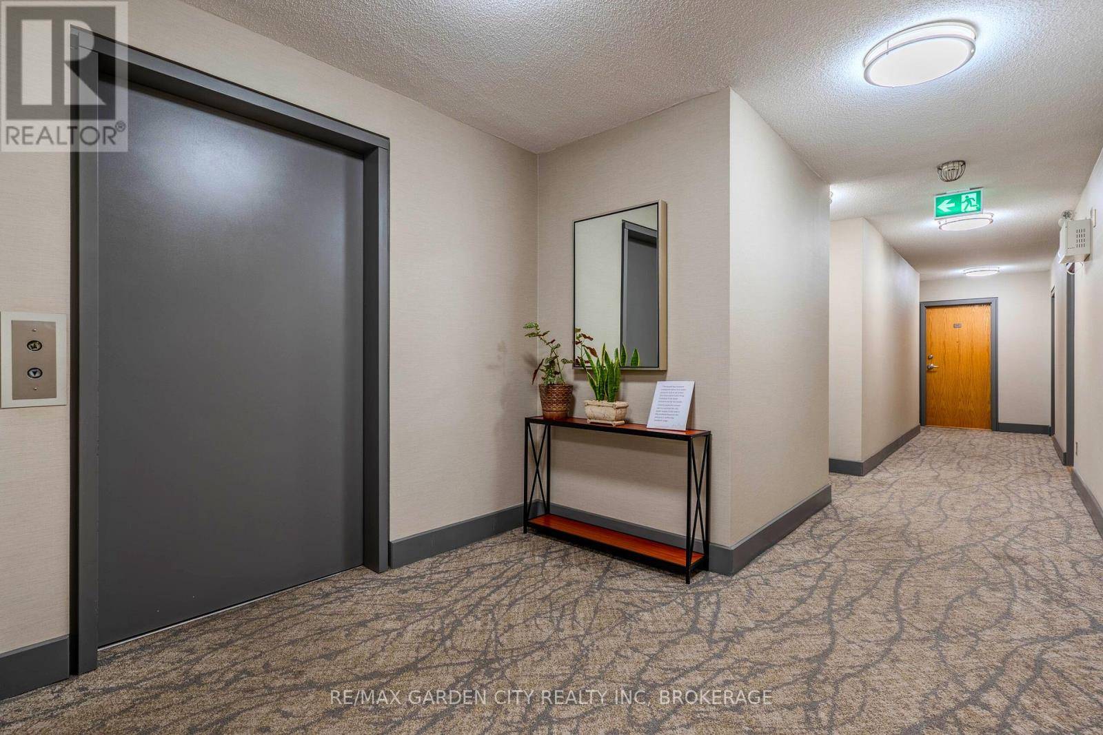 Toronto (clanton Park), ON M3H2T4,897 Sheppard AVE West #202