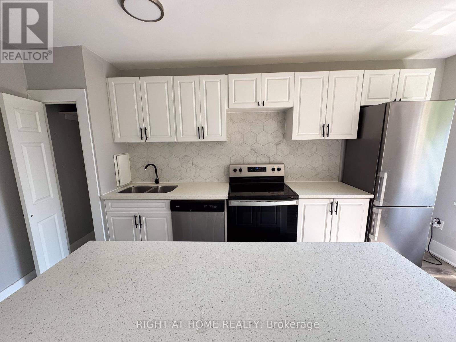 Toronto (leaside), ON M4G2L2,896 Eglinton AVE East #306