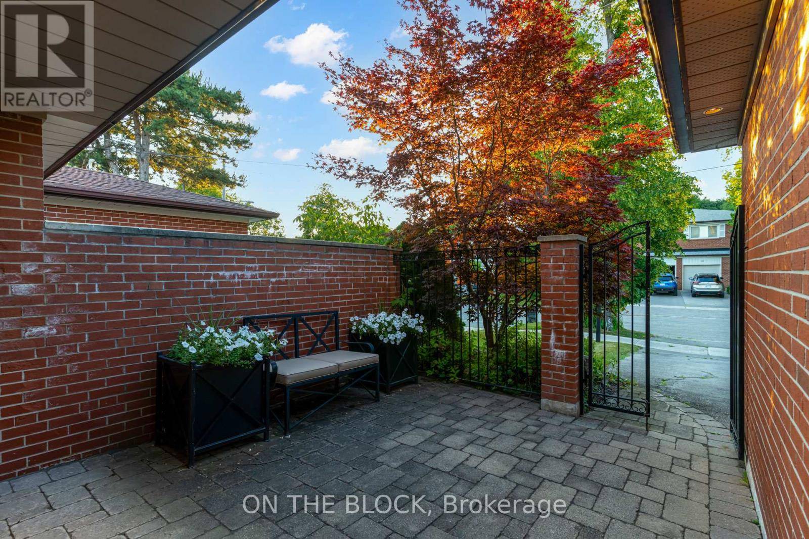 Toronto (newtonbrook West), ON M2M1P1,15 FONTAINBLEAU DRIVE