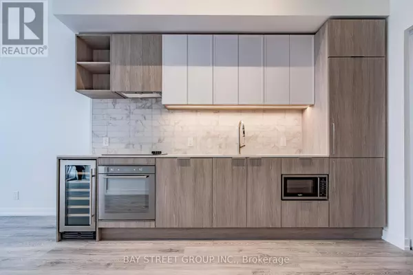 Toronto (humewood-cedarvale), ON M5P0A6,2020 Bathurst ST #903