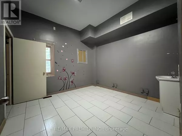 Toronto (bathurst Manor), ON M3H2T4,879 Sheppard AVE West ##1