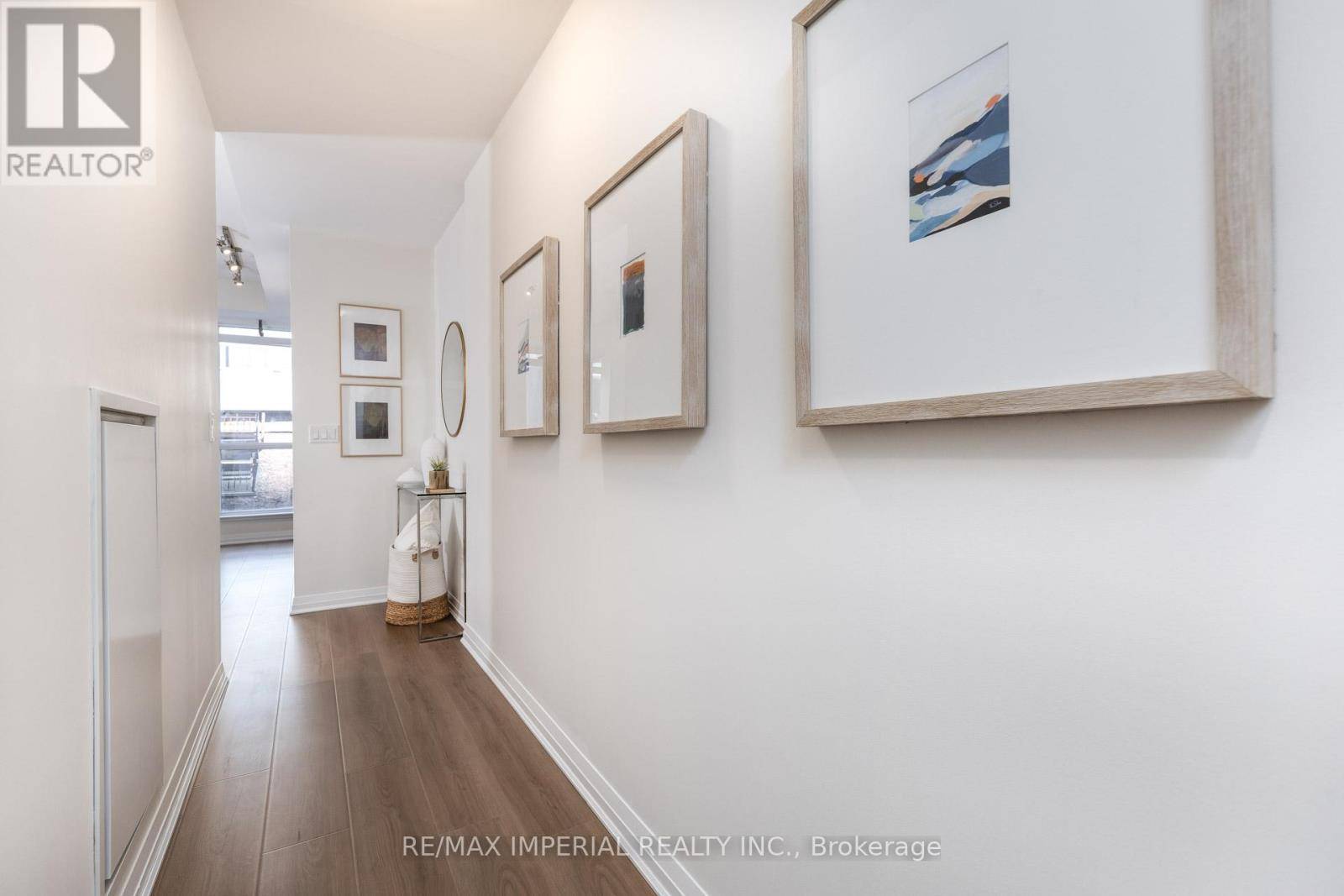 Toronto (waterfront Communities), ON M5V0C4,8 MERCER STREET