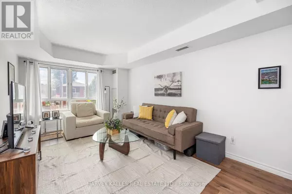 Toronto (humewood-cedarvale), ON M6C4B4,15 Maplewood AVE #212