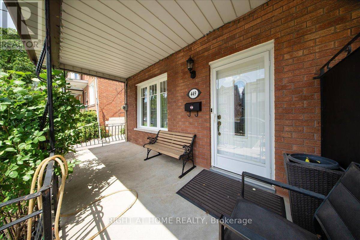 Toronto (palmerston-little Italy), ON M6G3R5,449 ROXTON ROAD