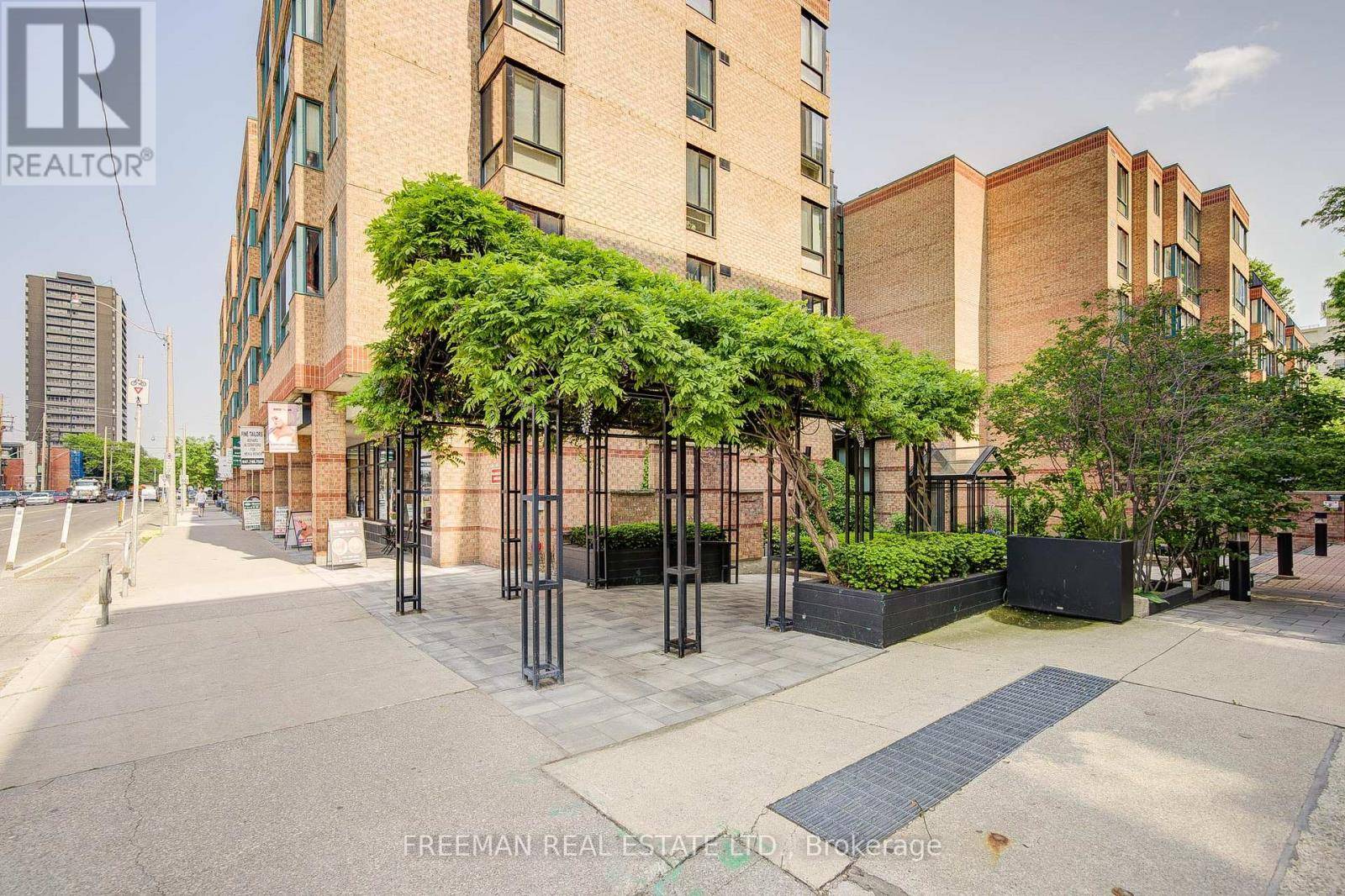 Toronto (annex), ON M5R1J3,225 Davenport RD #512