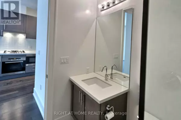 Toronto (waterfront Communities), ON M5E0A5,39 Queens Quay East #330