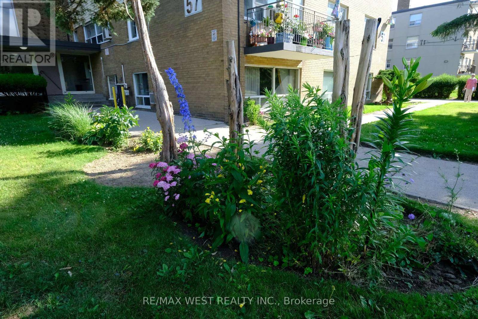 Toronto (englemount-lawrence), ON M6A1X2,57 Neptune DR #302